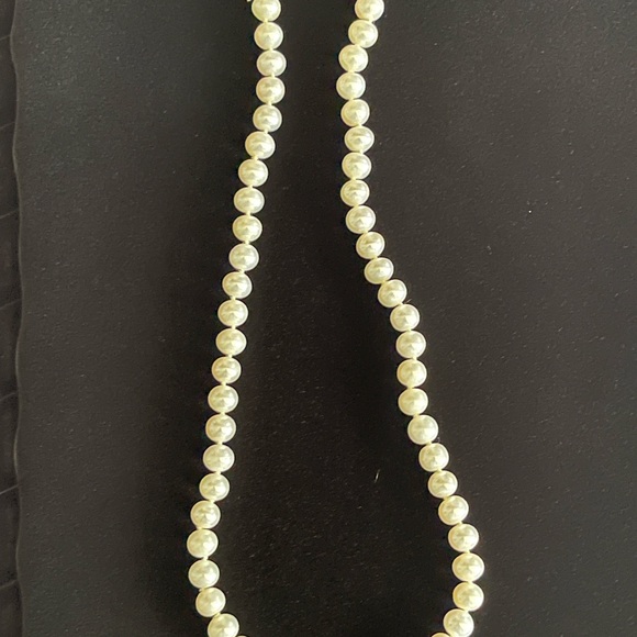 This Akoya pearl necklace 14k fish hook clasp - Picture 4 of 4